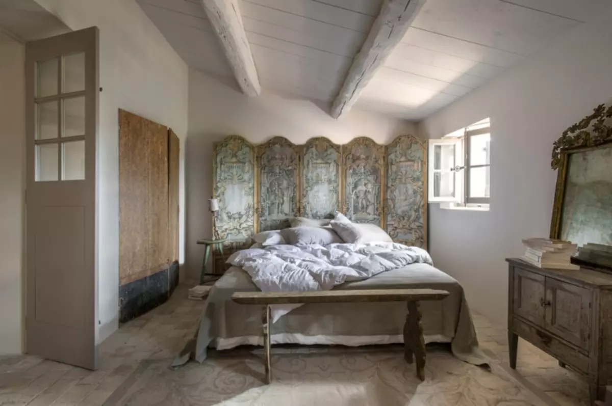 Sypialnia w stylu wiejskim (70 zdjęć): wybór zasłon i mebli do wnętrza, tapet i wystroju, projektowanie małych i dużych sypialni 9852_35