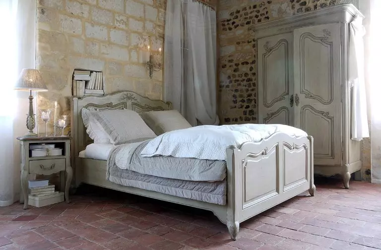 Sypialnia w stylu wiejskim (70 zdjęć): wybór zasłon i mebli do wnętrza, tapet i wystroju, projektowanie małych i dużych sypialni 9852_36