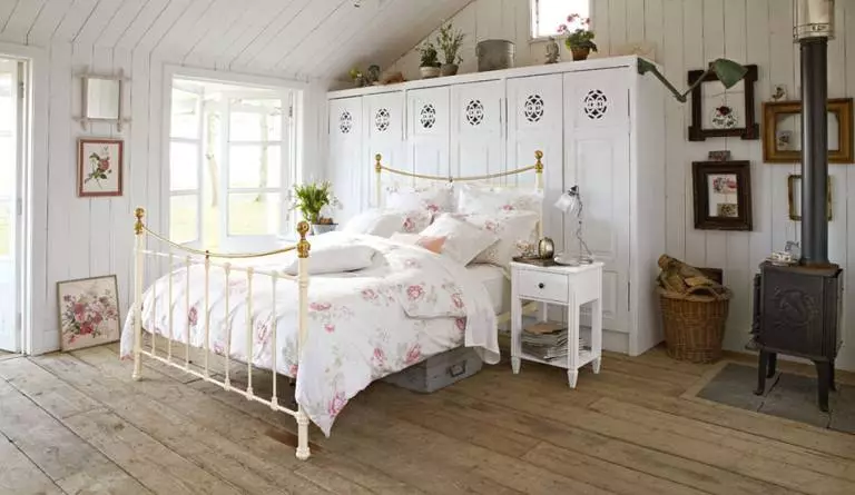 Sypialnia w stylu wiejskim (70 zdjęć): wybór zasłon i mebli do wnętrza, tapet i wystroju, projektowanie małych i dużych sypialni 9852_38