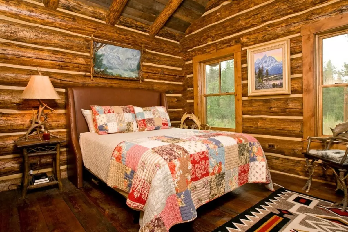 Sypialnia w stylu wiejskim (70 zdjęć): wybór zasłon i mebli do wnętrza, tapet i wystroju, projektowanie małych i dużych sypialni 9852_45