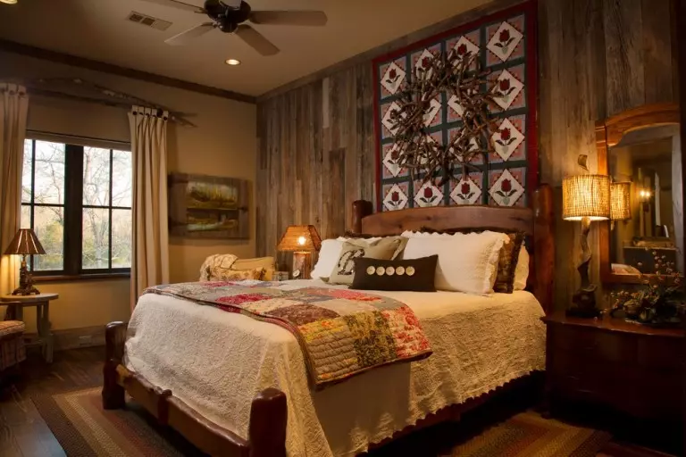 Sypialnia w stylu wiejskim (70 zdjęć): wybór zasłon i mebli do wnętrza, tapet i wystroju, projektowanie małych i dużych sypialni 9852_51