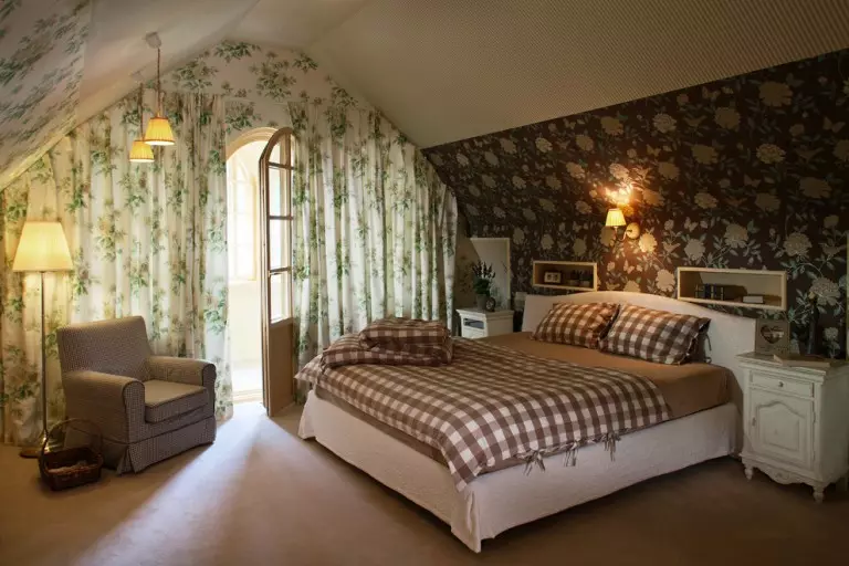 Sypialnia w stylu wiejskim (70 zdjęć): wybór zasłon i mebli do wnętrza, tapet i wystroju, projektowanie małych i dużych sypialni 9852_54