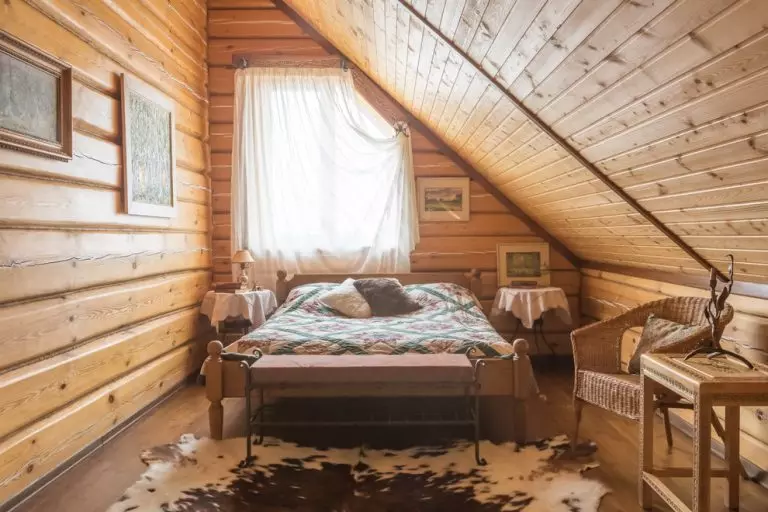 Sypialnia w stylu wiejskim (70 zdjęć): wybór zasłon i mebli do wnętrza, tapet i wystroju, projektowanie małych i dużych sypialni 9852_55