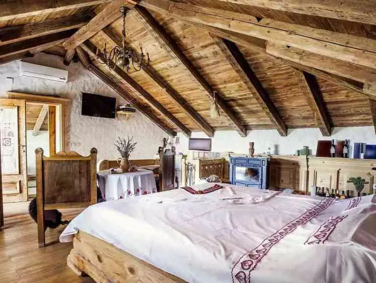 Sypialnia w stylu wiejskim (70 zdjęć): wybór zasłon i mebli do wnętrza, tapet i wystroju, projektowanie małych i dużych sypialni 9852_57