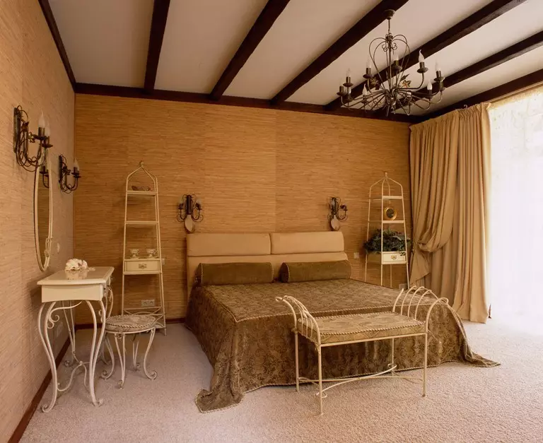 Sypialnia w stylu wiejskim (70 zdjęć): wybór zasłon i mebli do wnętrza, tapet i wystroju, projektowanie małych i dużych sypialni 9852_60