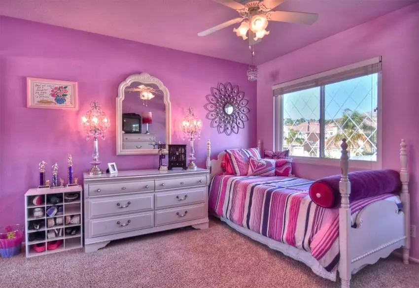 Violetinis miegamasis (93 nuotraukos): fono paveikslėliai interjero dizainas, kambarys pilka-violetinė ir alyva, violetinė balta ir tamsiai violetiniai tonai. Kokios kitos spalvos yra violetinės? 9854_13