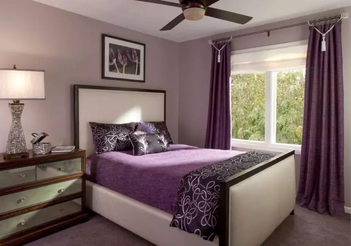 Lilla Soveværelse (93 Billeder): Baggrunde i indretningen, værelse i gråviolet og lilla, lilla hvide og mørke lilla toner. Hvilke andre farver er lilla? 9854_23
