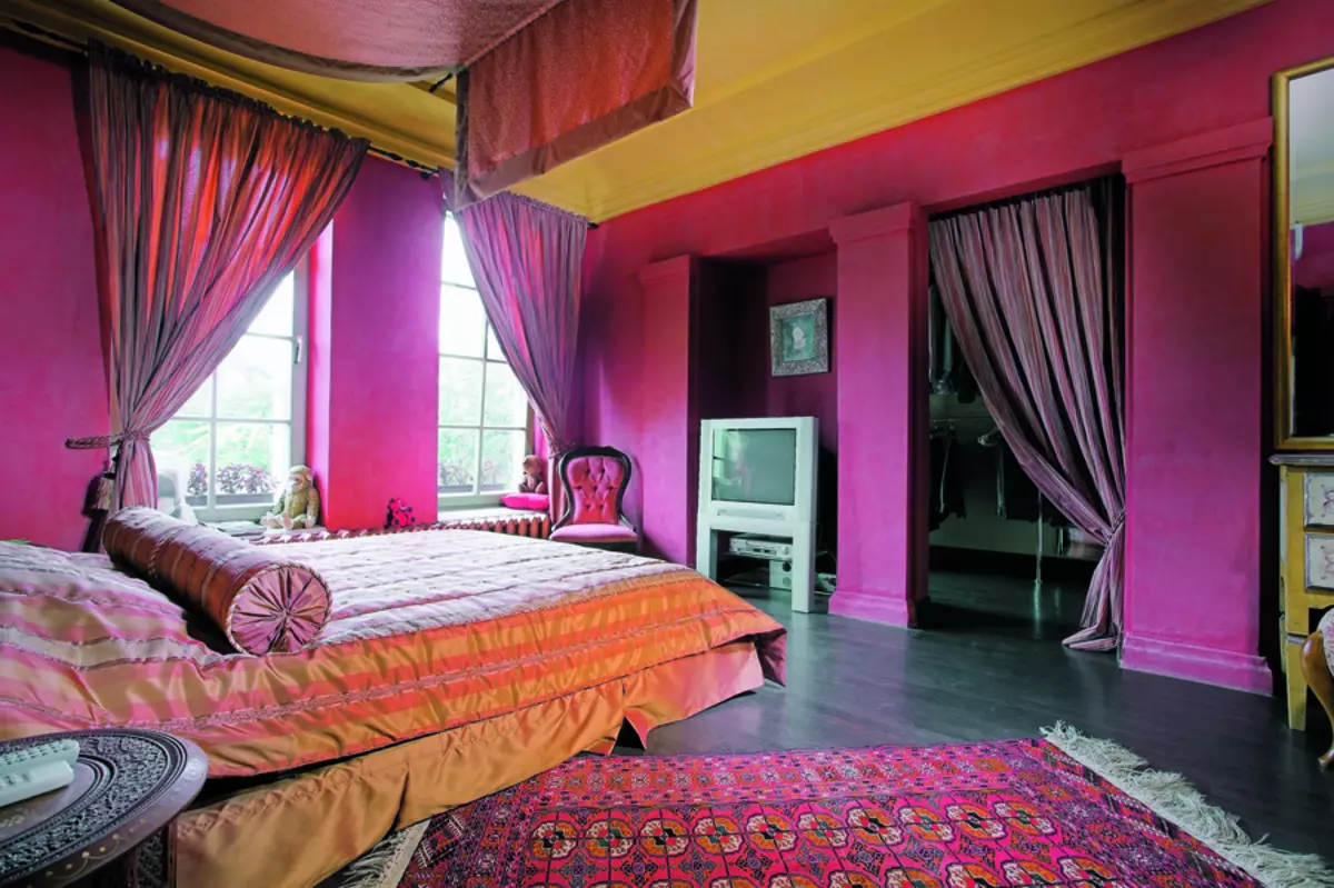 Bedroom Purple (93 Foto): Wallpaper ing desain interior, ruangan ing Grey-Violet lan lilac, nada ungu putih lan peteng. Apa warna liyane ungu? 9854_37