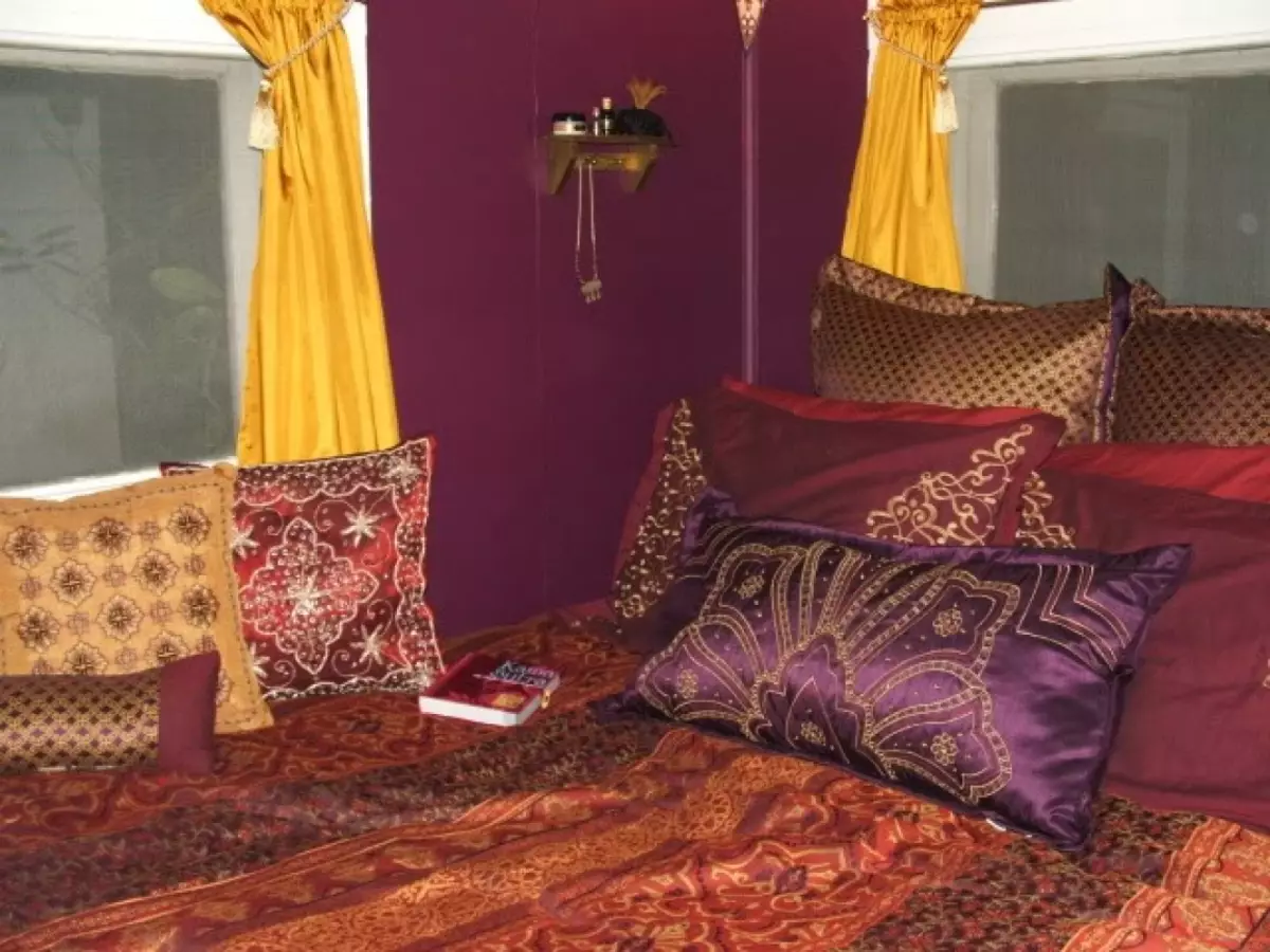 Dormitorio púrpura (93 fotos): Fondos de pantalla en el diseño interior, habitación en tonos de color gris-violeta y lila, púrpura-blanco y púrpura oscuro. ¿Qué otros colores son púrpuras? 9854_38