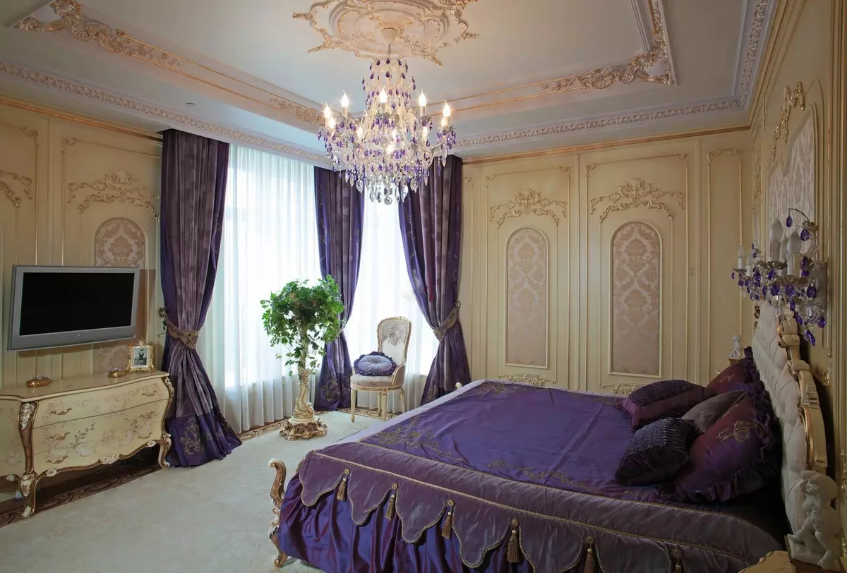 Dormitorio púrpura (93 fotos): Fondos de pantalla en el diseño interior, habitación en tonos de color gris-violeta y lila, púrpura-blanco y púrpura oscuro. ¿Qué otros colores son púrpuras? 9854_43