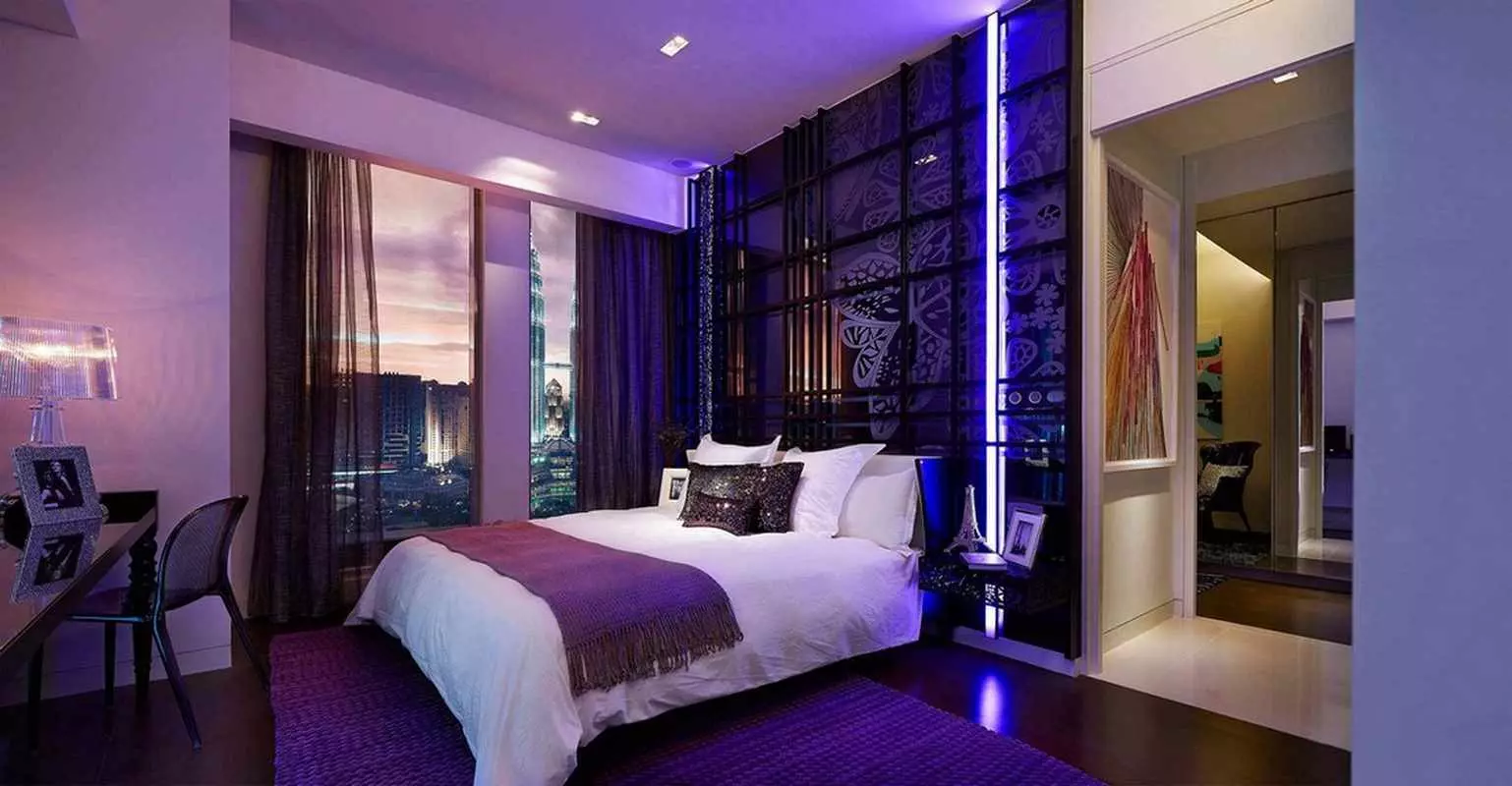 Bedroom Purple (93 Foto): Wallpaper ing desain interior, ruangan ing Grey-Violet lan lilac, nada ungu putih lan peteng. Apa warna liyane ungu? 9854_46