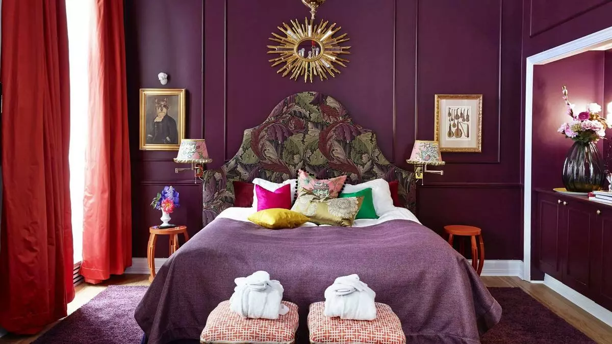 Μωβ υπνοδωμάτιο (93 φωτογραφίες): ταπετσαρίες στο εσωτερικό σχεδιασμό, δωμάτιο σε γκρι-βιολετί και λιλά, πορφυρό και σκούρο μοβ αποχρώσεις. Ποια άλλα χρώματα είναι μοβ; 9854_64