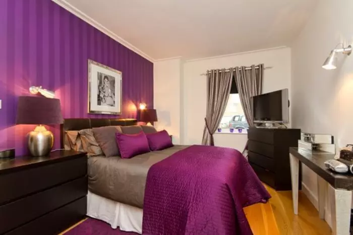 Bedroom Purple (93 Foto): Wallpaper ing desain interior, ruangan ing Grey-Violet lan lilac, nada ungu putih lan peteng. Apa warna liyane ungu? 9854_66