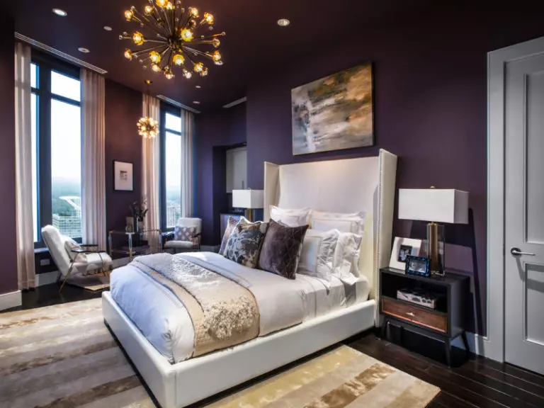 보라색 침실 (93 사진) : 인테리어 디자인, 회색 바이올렛 및 라일락의 방, 보라색 흰색 및 어두운 보라색 톤의 바탕 화면. 어떤 다른 색깔이 자주색입니까? 9854_70