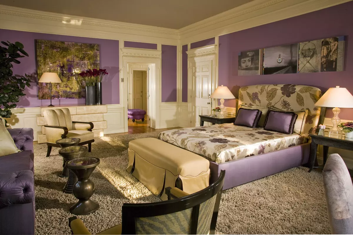 Purpura guļamistaba (93 fotogrāfijas): tapetes interjera dizainā, telpā pelēkā violetā un ceriņu, violeta baltas un tumši violeta toņi. Kādas citas krāsas ir purpura? 9854_73