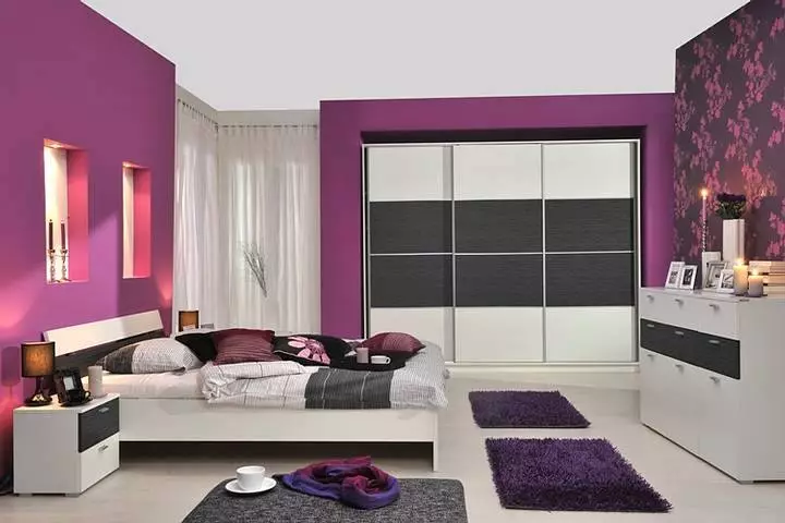 보라색 침실 (93 사진) : 인테리어 디자인, 회색 바이올렛 및 라일락의 방, 보라색 흰색 및 어두운 보라색 톤의 바탕 화면. 어떤 다른 색깔이 자주색입니까? 9854_75