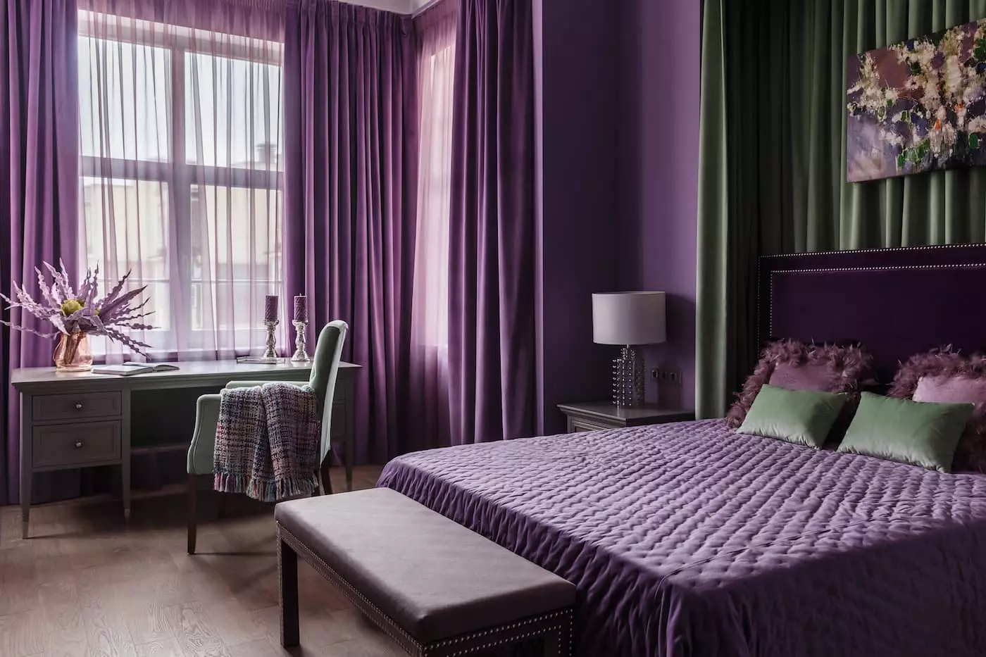보라색 침실 (93 사진) : 인테리어 디자인, 회색 바이올렛 및 라일락의 방, 보라색 흰색 및 어두운 보라색 톤의 바탕 화면. 어떤 다른 색깔이 자주색입니까? 9854_81