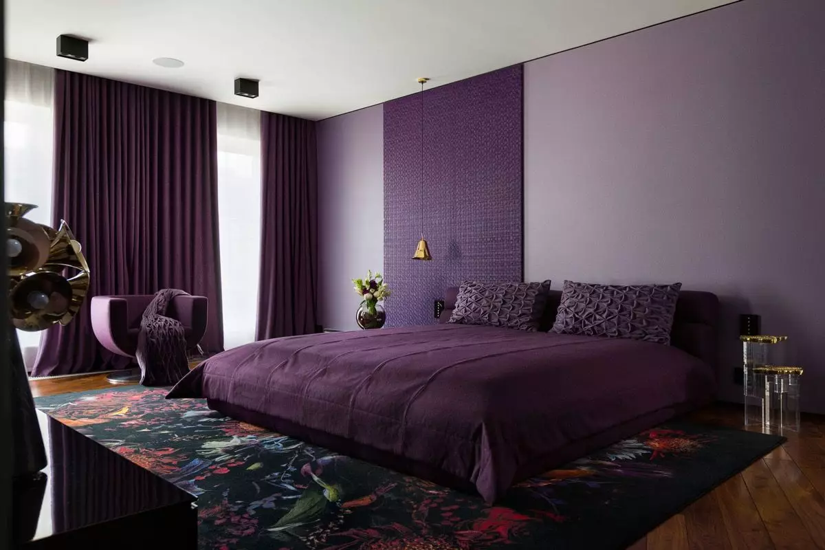 Bedroom Purple (93 Foto): Wallpaper ing desain interior, ruangan ing Grey-Violet lan lilac, nada ungu putih lan peteng. Apa warna liyane ungu? 9854_87