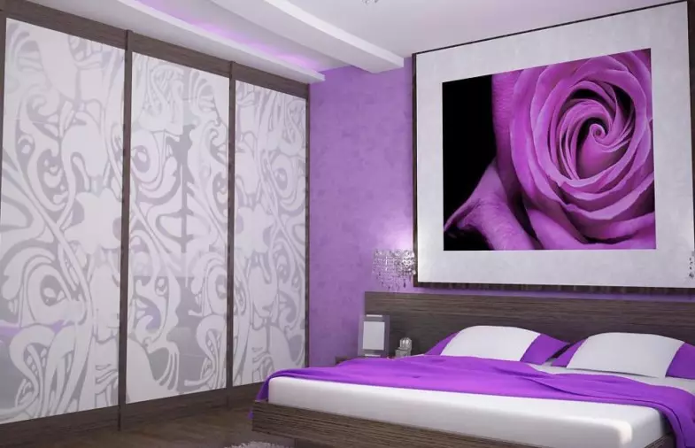 Purple nga kwarto (93 Mga Litrato): Mga wallpaper sa disenyo sa interior, kwarto sa grey-violet ug lilac, purple-puti ug itom nga tono nga purpura. Unsa ang ubang mga kolor nga purpura? 9854_89