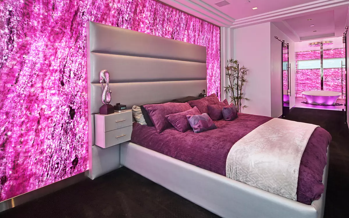 Purpura guļamistaba (93 fotogrāfijas): tapetes interjera dizainā, telpā pelēkā violetā un ceriņu, violeta baltas un tumši violeta toņi. Kādas citas krāsas ir purpura? 9854_9