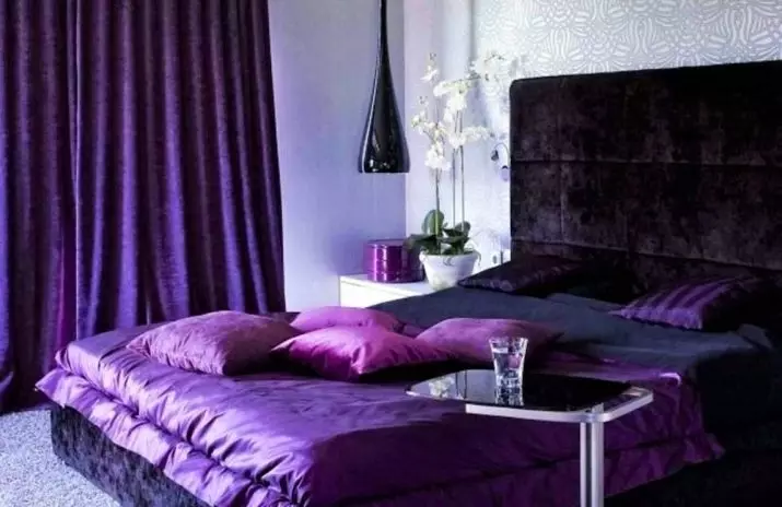 Purple nga kwarto (93 Mga Litrato): Mga wallpaper sa disenyo sa interior, kwarto sa grey-violet ug lilac, purple-puti ug itom nga tono nga purpura. Unsa ang ubang mga kolor nga purpura? 9854_92