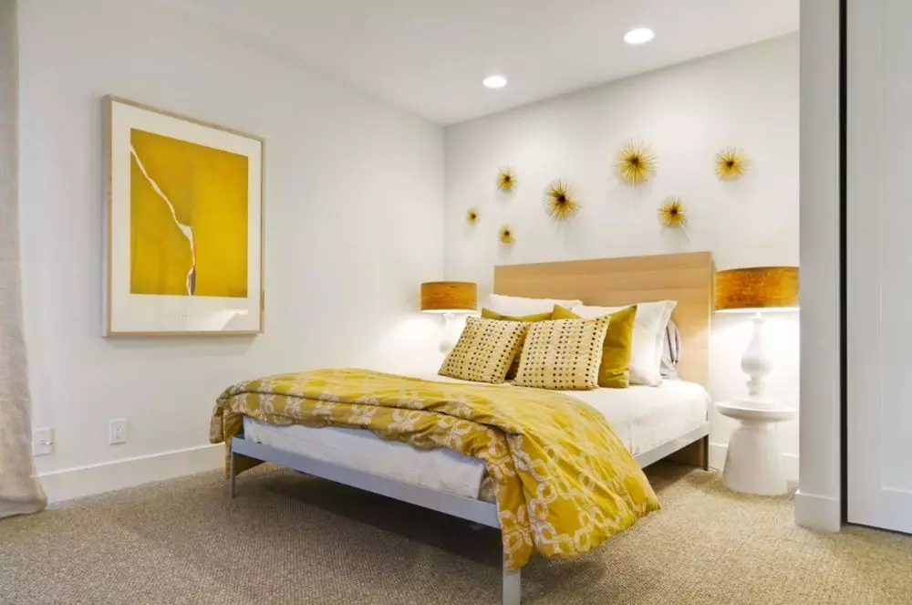 Keltainen makuuhuone (65 kuvaa): verhot sisätilojen keltaisille väreille, gray-keltainen taustakuva seinille, tyylikkäiden kattokruunujen valikoima kattoon ja muihin vivahteisiin 9859_12