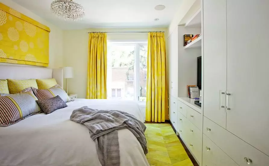 Keltainen makuuhuone (65 kuvaa): verhot sisätilojen keltaisille väreille, gray-keltainen taustakuva seinille, tyylikkäiden kattokruunujen valikoima kattoon ja muihin vivahteisiin 9859_14