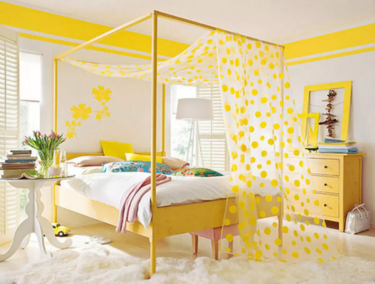 Dormitor galben (65 de fotografii): perdele pentru interior în culori galbene, design de tapet galben gri pentru pereți, selecție de candelabre elegante pentru tavan și alte nuanțe 9859_15