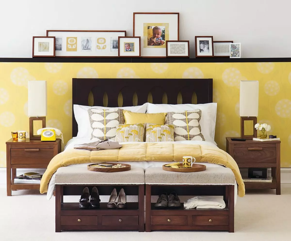 Dormitori groc (65 fotos): cortines per a l'interior de colors grocs, disseny de fons de pantalla groc-groc per a parets, selecció d'aranyes elegants per al sostre i altres matisos 9859_17
