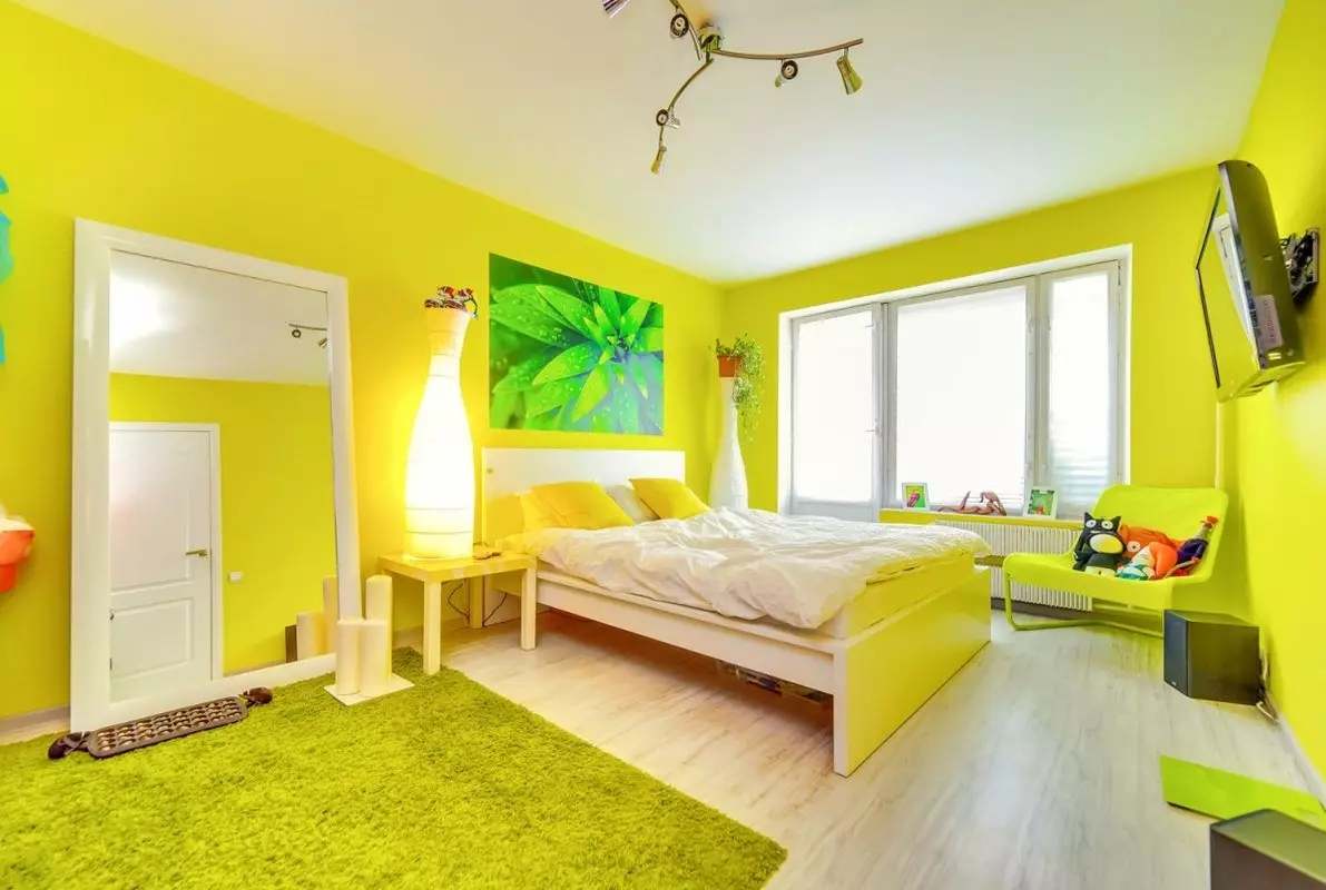 Dormitori groc (65 fotos): cortines per a l'interior de colors grocs, disseny de fons de pantalla groc-groc per a parets, selecció d'aranyes elegants per al sostre i altres matisos 9859_19