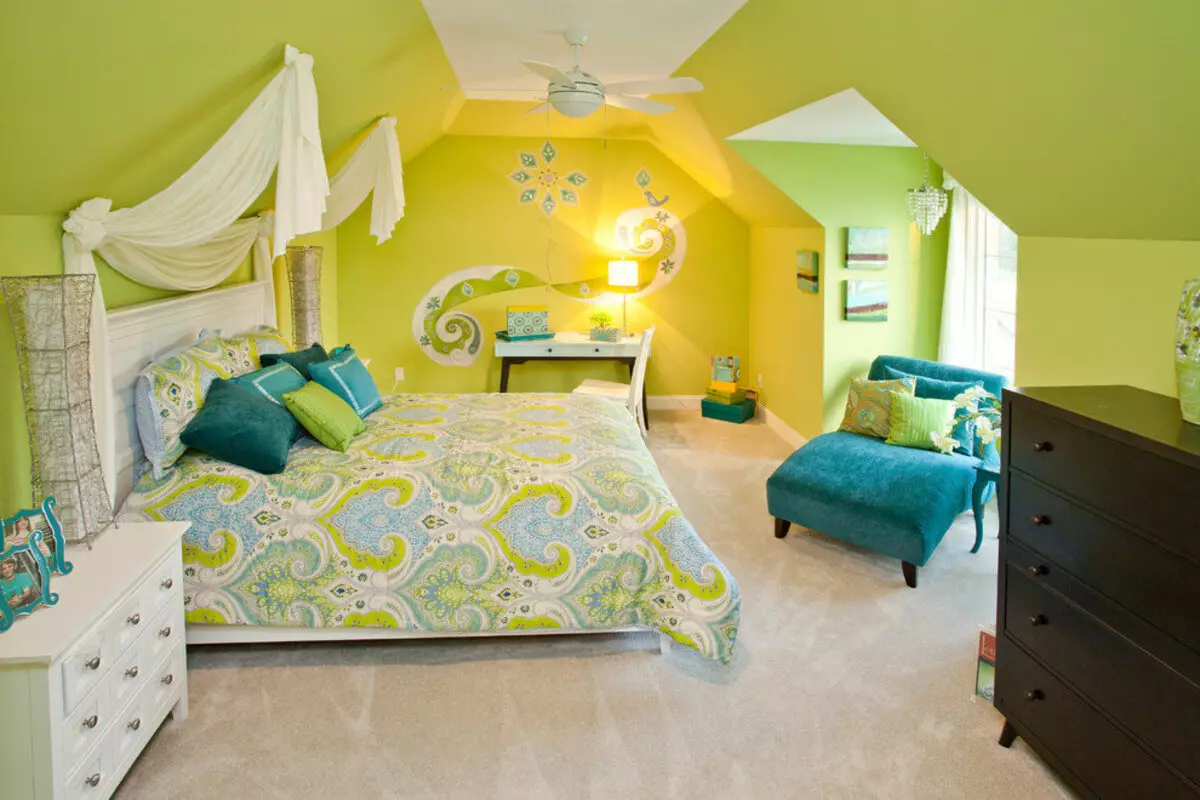 Gele slaapkamer (65 foto's): gordijnen voor het interieur in gele kleuren, ontwerp van grijs-geel behang voor muren, selectie van stijlvolle kroonluchters voor plafond en andere nuances 9859_20