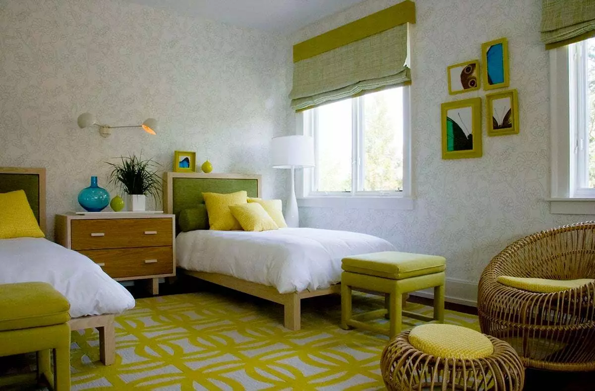 Dormitor galben (65 de fotografii): perdele pentru interior în culori galbene, design de tapet galben gri pentru pereți, selecție de candelabre elegante pentru tavan și alte nuanțe 9859_22