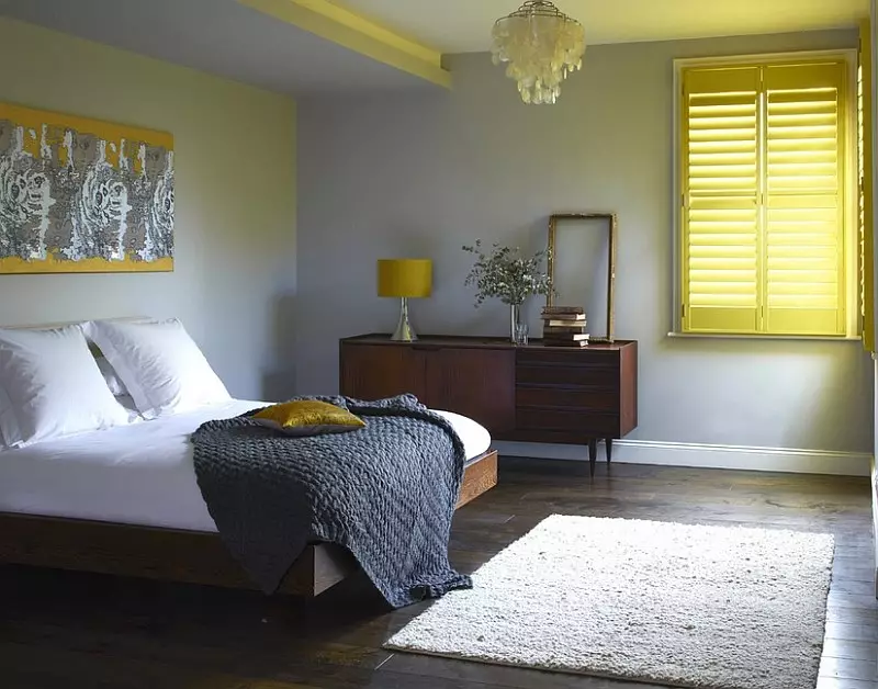 Gele slaapkamer (65 foto's): gordijnen voor het interieur in gele kleuren, ontwerp van grijs-geel behang voor muren, selectie van stijlvolle kroonluchters voor plafond en andere nuances 9859_23