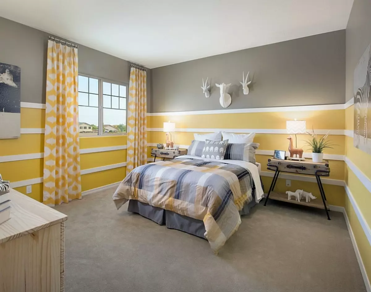 Cuarto amarelo (65 fotos): cortinas para o interior en cores amarelas, deseño de papel de parede gris-amarelo para paredes, selección de candelabros elegantes para teito e outros matices 9859_24