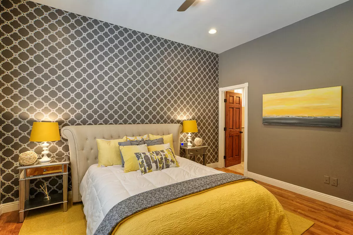 Dormitor galben (65 de fotografii): perdele pentru interior în culori galbene, design de tapet galben gri pentru pereți, selecție de candelabre elegante pentru tavan și alte nuanțe 9859_26