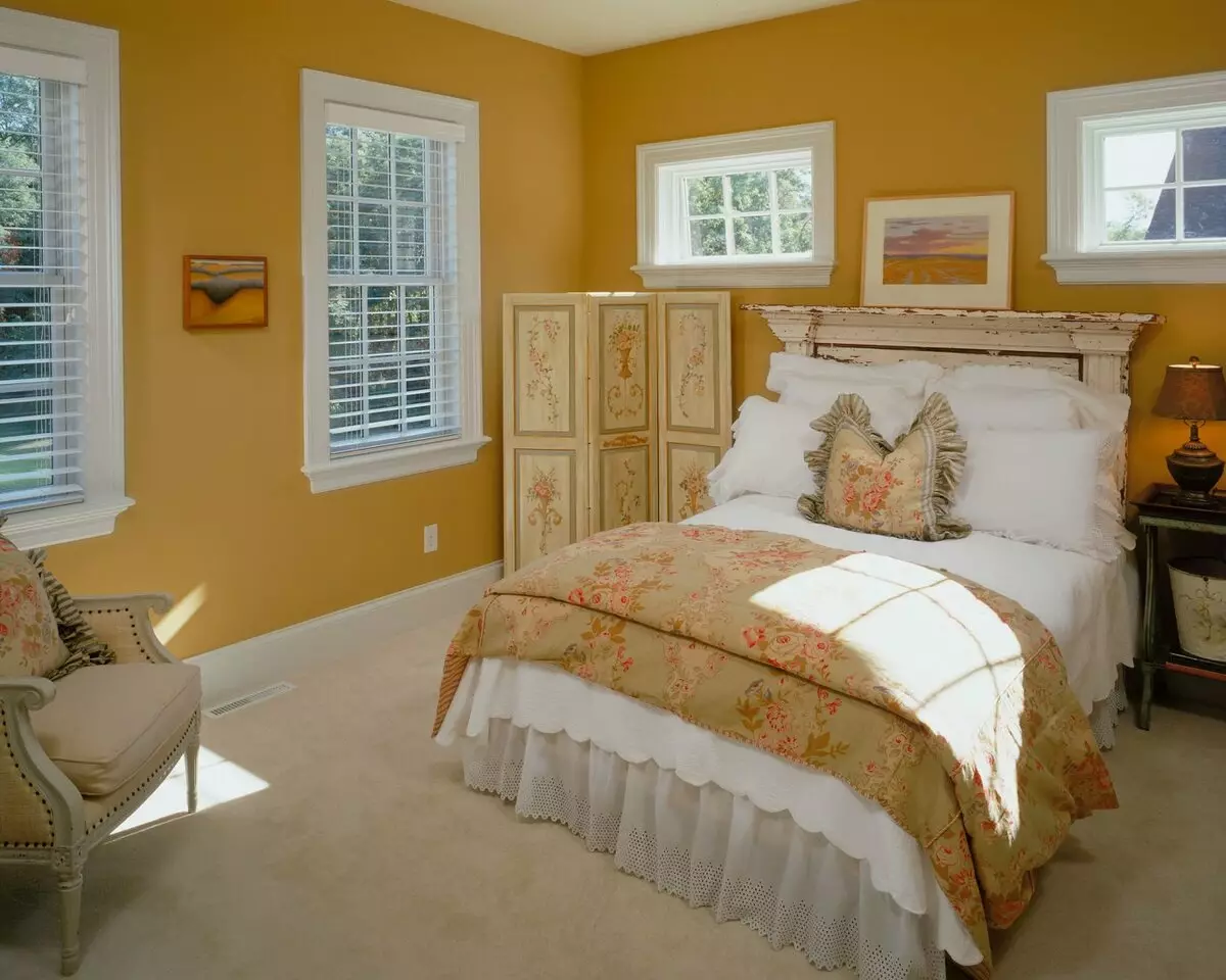 Gele slaapkamer (65 foto's): gordijnen voor het interieur in gele kleuren, ontwerp van grijs-geel behang voor muren, selectie van stijlvolle kroonluchters voor plafond en andere nuances 9859_29