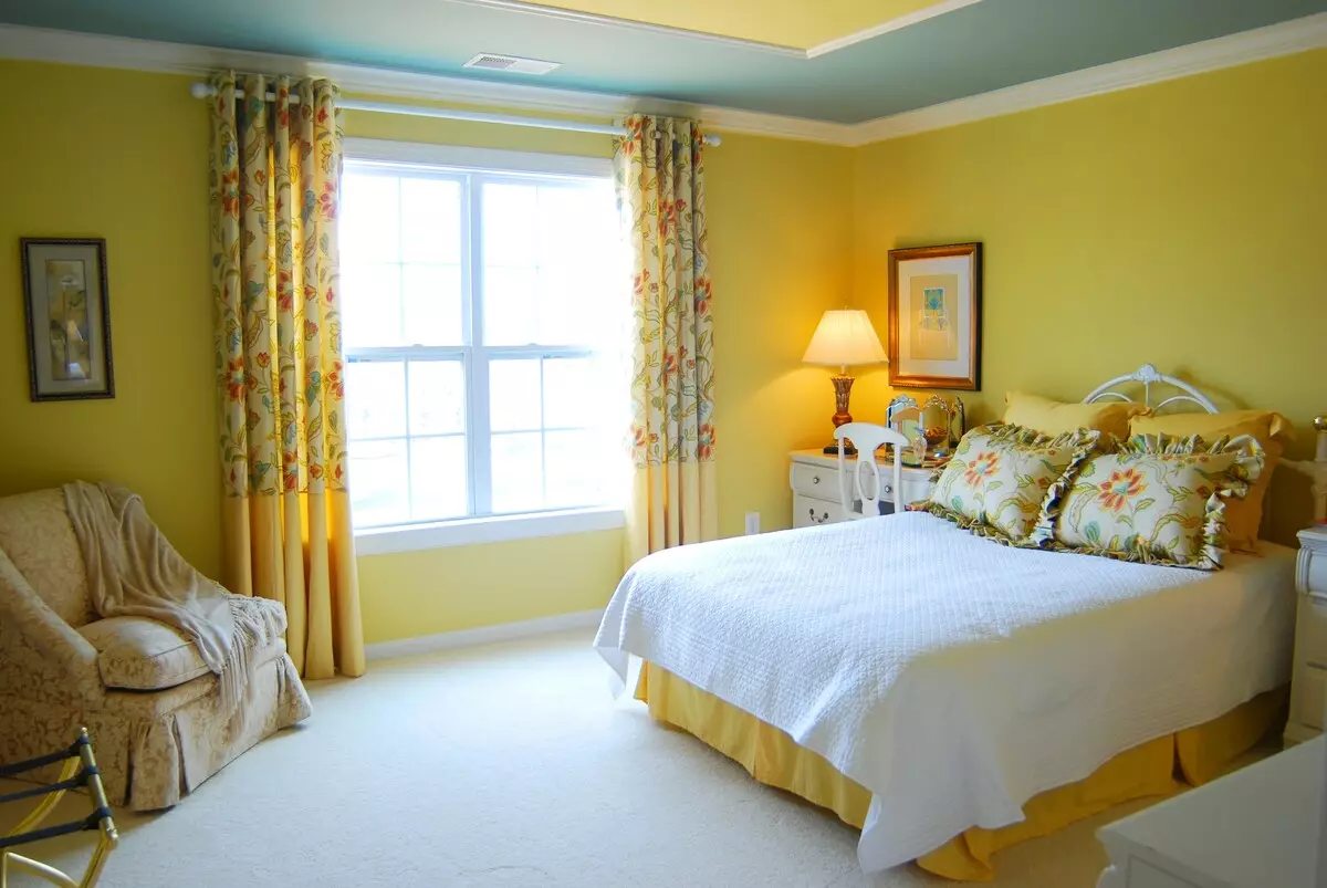 Dormitori groc (65 fotos): cortines per a l'interior de colors grocs, disseny de fons de pantalla groc-groc per a parets, selecció d'aranyes elegants per al sostre i altres matisos 9859_3