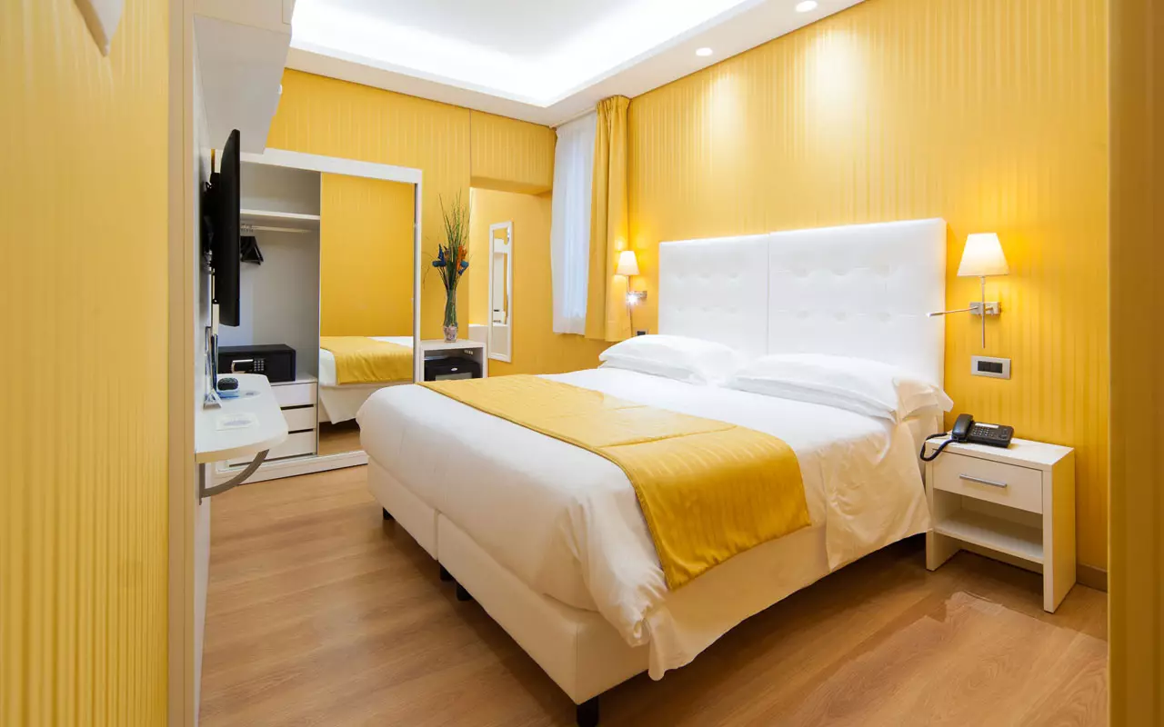 Geltonas miegamasis (65 nuotraukos): užuolaidos, skirtos geltonos spalvos interjerui, pilkos geltonos tapetų dizainas sienoms, stilingų šviestuvų pasirinkimas lubų ir kitų niuansų 9859_33