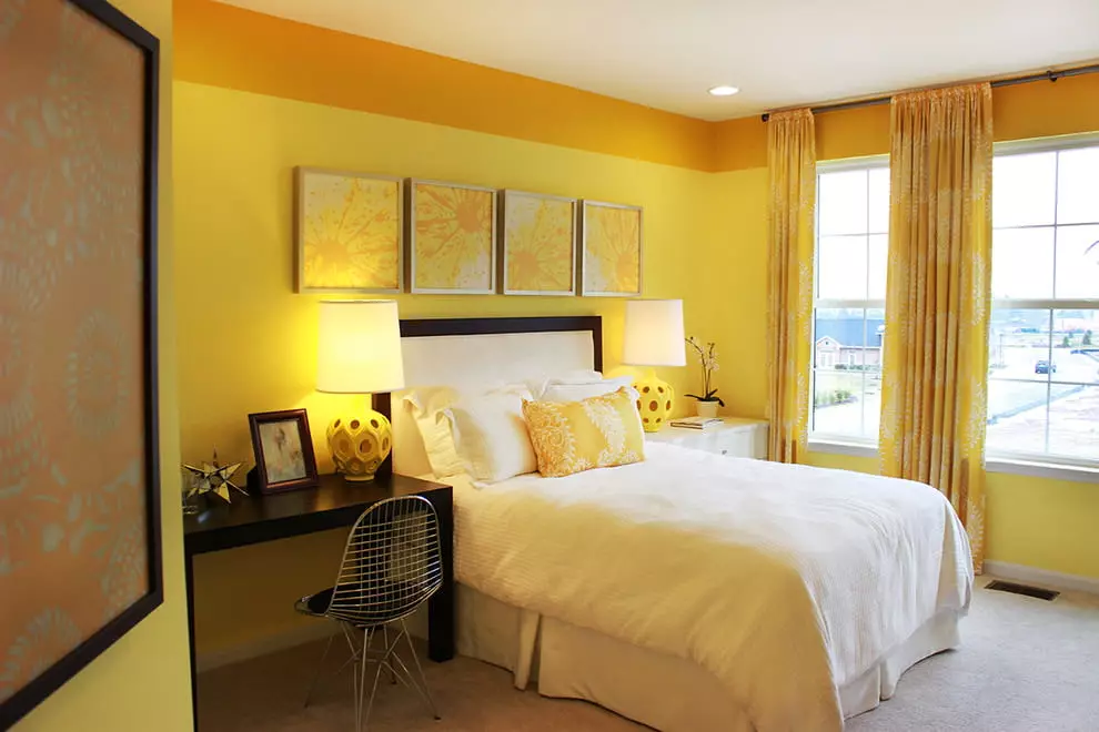 黃色臥室（65張）：窗簾在黃色的內飾，灰色，黃色壁紙的牆壁，天花板和其他細微差別時尚吊燈的選擇設計 9859_4