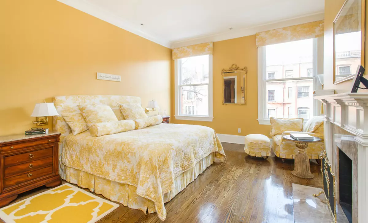 Keltainen makuuhuone (65 kuvaa): verhot sisätilojen keltaisille väreille, gray-keltainen taustakuva seinille, tyylikkäiden kattokruunujen valikoima kattoon ja muihin vivahteisiin 9859_42