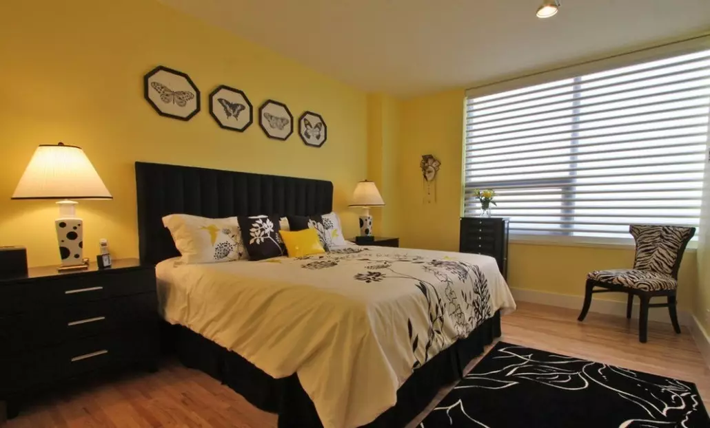 Keltainen makuuhuone (65 kuvaa): verhot sisätilojen keltaisille väreille, gray-keltainen taustakuva seinille, tyylikkäiden kattokruunujen valikoima kattoon ja muihin vivahteisiin 9859_43