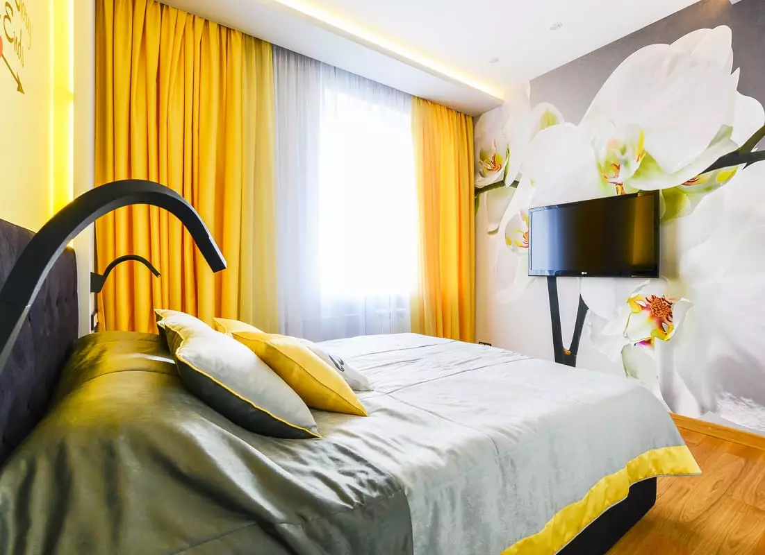 Žuta spavaća soba (65 slike): zavjese za unutrašnjost u nijansama žute, dizajn pozadine sive i žute boje za zidove, izbor stilski lustera na strop i ostale detalje 9859_52