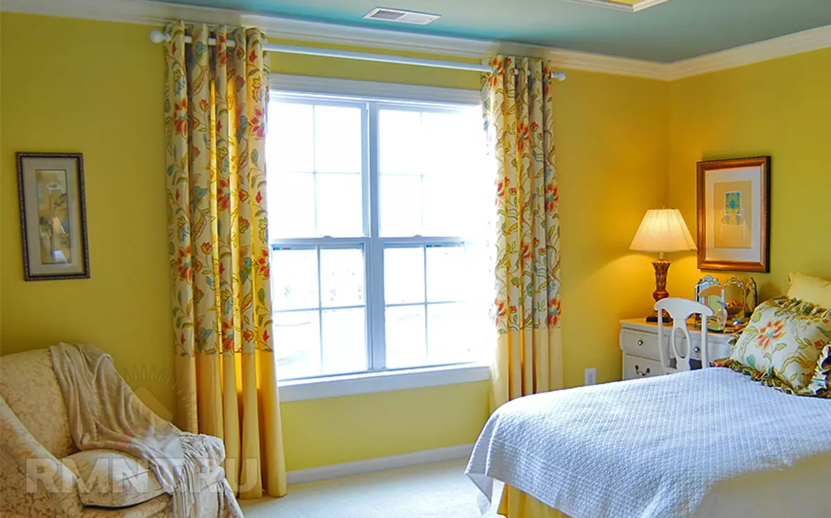 Dormitor galben (65 de fotografii): perdele pentru interior în culori galbene, design de tapet galben gri pentru pereți, selecție de candelabre elegante pentru tavan și alte nuanțe 9859_54