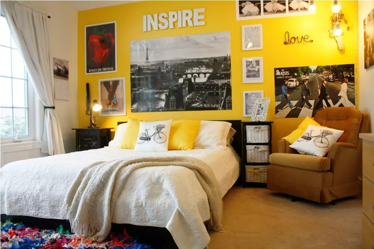 黃色臥室（65張）：窗簾在黃色的內飾，灰色，黃色壁紙的牆壁，天花板和其他細微差別時尚吊燈的選擇設計 9859_55
