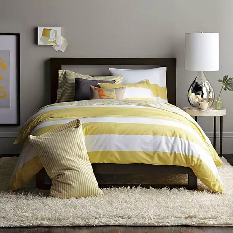 黃色臥室（65張）：窗簾在黃色的內飾，灰色，黃色壁紙的牆壁，天花板和其他細微差別時尚吊燈的選擇設計 9859_58