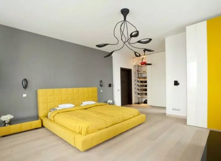 黃色臥室（65張）：窗簾在黃色的內飾，灰色，黃色壁紙的牆壁，天花板和其他細微差別時尚吊燈的選擇設計 9859_63
