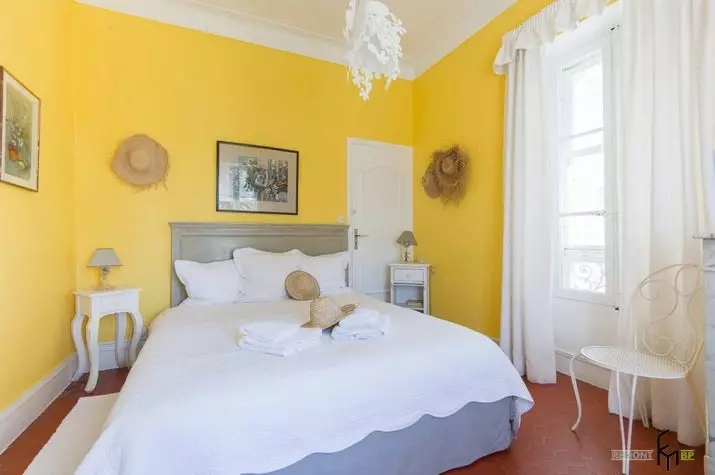 Dhoma gjumi e verdhë (65 foto): perde për të brendshme në ngjyrat e verdhë, dizajnin e letër-muri gri të verdhë për muret, përzgjedhjen e llambadarëve elegant për tavan dhe nuanca të tjera 9859_64