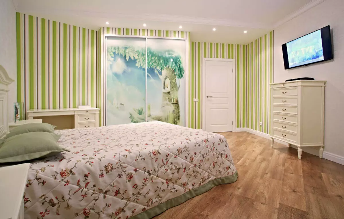 Hình nền kết hợp trong phòng ngủ (79 ảnh): Các tính năng kết hợp trong nội thất của hình nền hai loại, ví dụ về thiết kế phòng với những người bạn đồng hành 9860_36