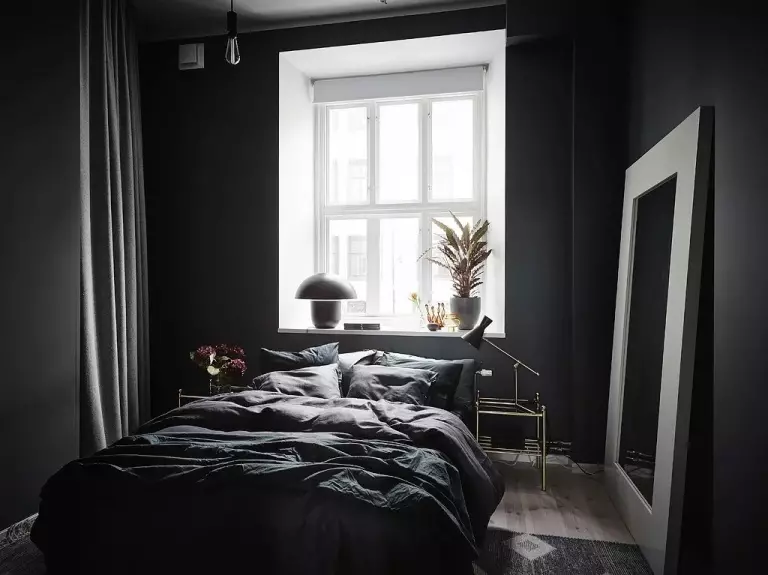 Dormitori negre (80 fotos): conjunt i fons de pantalla en colors negres, cortines en disseny d'interiors, combinació amb colors vermell i or, sostre estirat negre i paret 9864_16