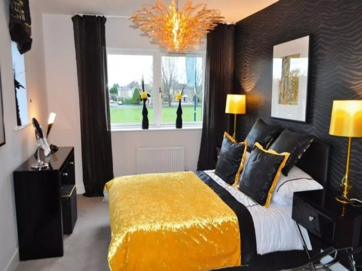 Swart slaapkamer (80 foto's): Stel en wallpapers in swart kleure, gordyne in interieurontwerp, kombinasie met rooi en goue kleure, swart rek plafon en muur 9864_22